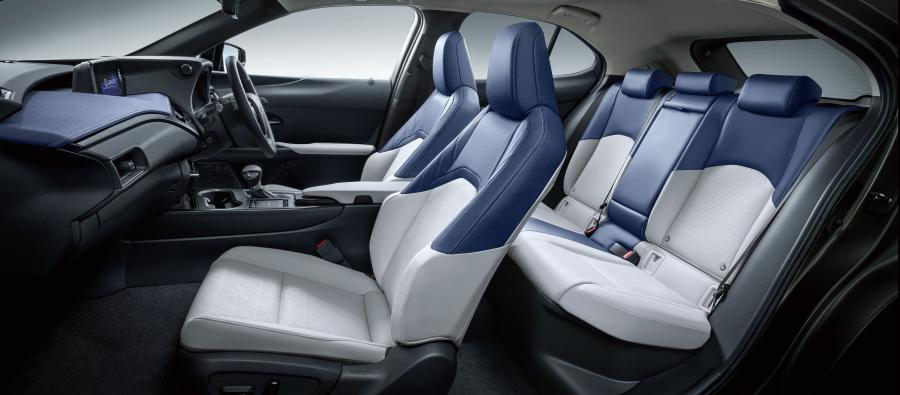 Интерьер Lexus UX250h 2018 года  (JP) (фото 8 из 14)